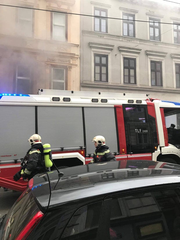 Flammen in Wohnung: Wienerin filmt seelenruhig