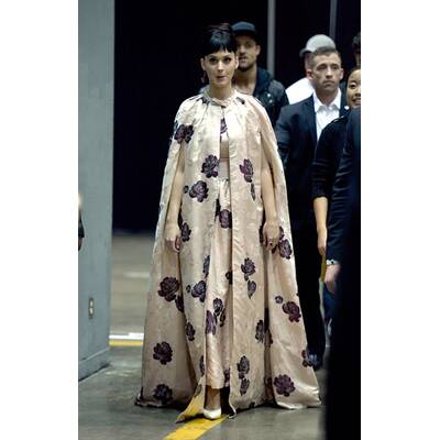 Katy Perry kommt im Vorhang