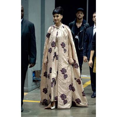 Katy Perry kommt im Vorhang