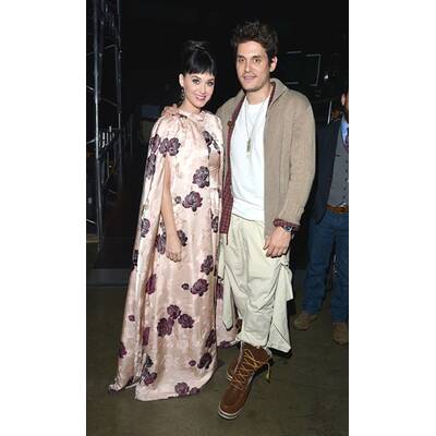 Katy Perry kommt im Vorhang