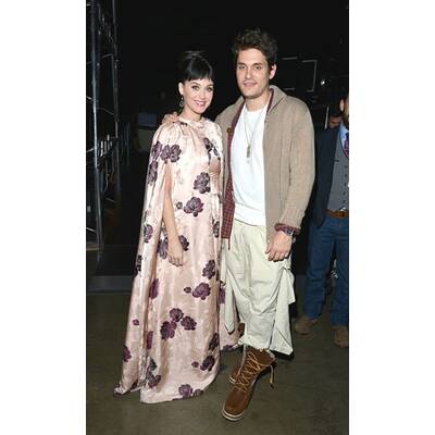 Katy Perry kommt im Vorhang