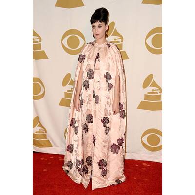 Katy Perry kommt im Vorhang