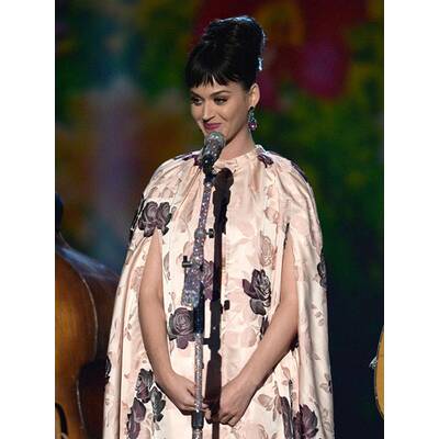 Katy Perry kommt im Vorhang