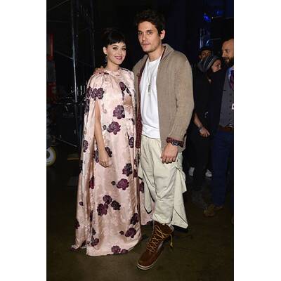 Katy Perry kommt im Vorhang