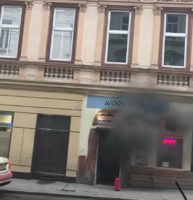 Flammen in Wohnung: Wienerin filmt seelenruhig