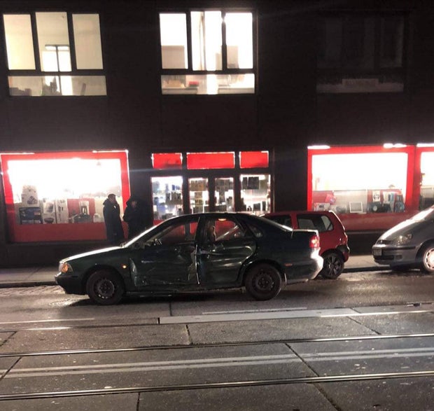 Straßenbahn crasht in Auto mitten in Wien