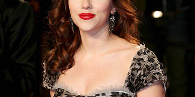 Sexy Scarlett bald Action-Star