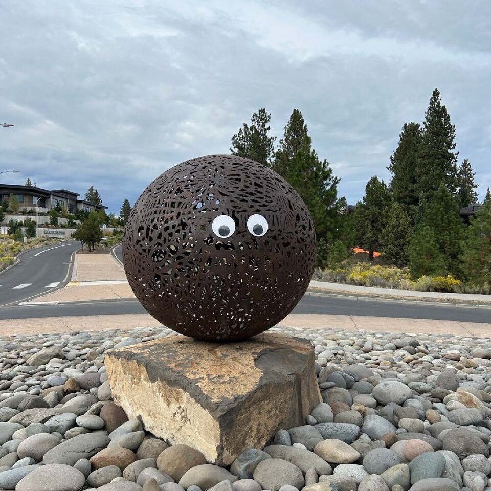 Nicht nur Tierstatuen sondern auch einfache Formen waren vor den Wackelaugen nicht sicher.