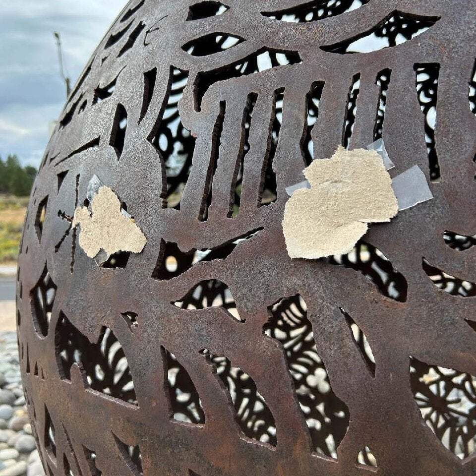 Die Wackelaugen wurden mit einem speziellen Klebstoff angebracht und mussten daher mit viel Sorgfalt entfernt werden, um die Kunstwerke nicht zu beschädigen