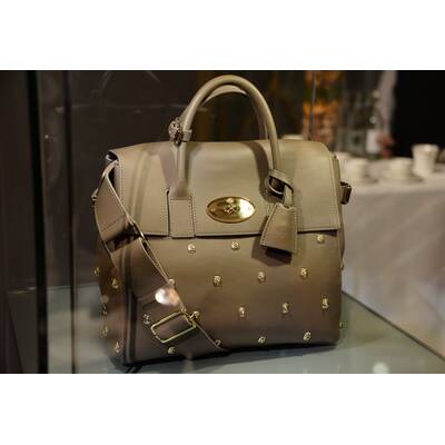 Cara Delevingne feiert Kollektion für Mulberry