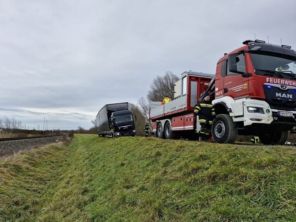 Navi Hochwasserdamm Lkw