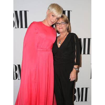 Pink im pinken Zelt-Outfit 