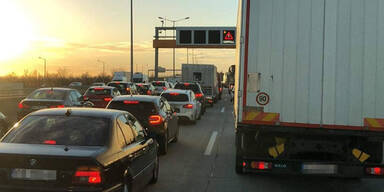 Mega-Stau nach Unfall vor Wien