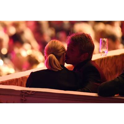 Charlize Theron & Sean Penn turteln am Lifeball 