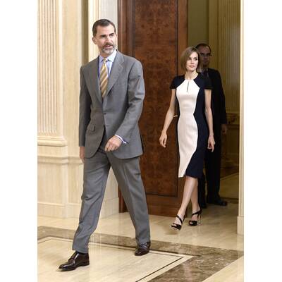 Königin Letizia im Schwarz-Weiß-Look 