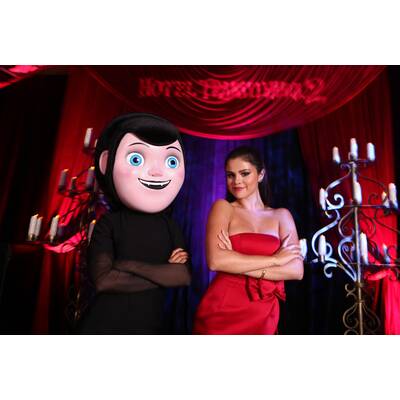 Selena Gomez sexy in Rot 