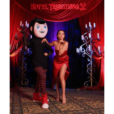 Selena Gomez sexy in Rot 