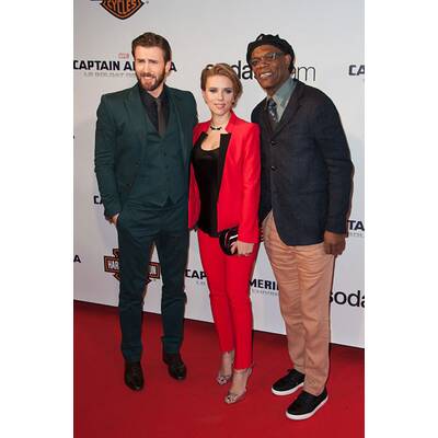 Scarlett: versteckt Babybauch im roten Hosenanzug