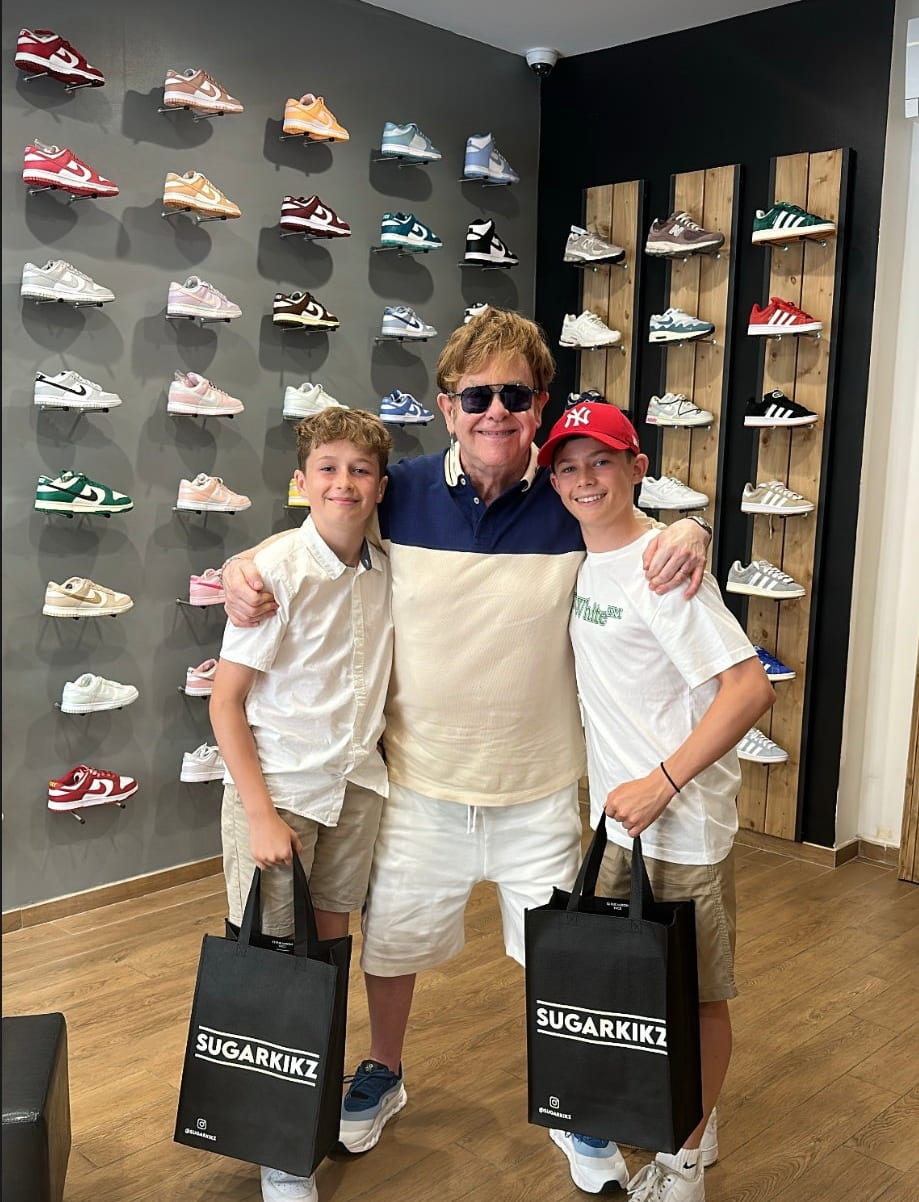 Elton John kaufte anschließend mit seinen Söhnen ein 