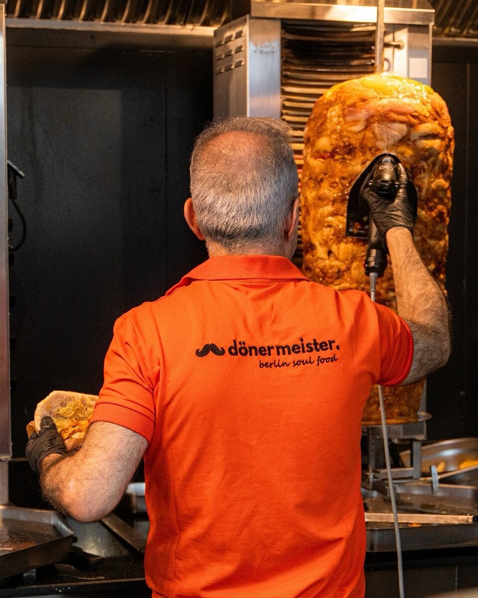 Gratis Kebap für alle: Dönermeister eröffnet vor der Staatsoper