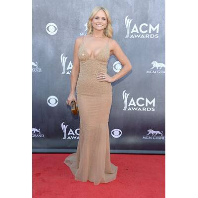 ACM Awards: Shakira vs. Taylor Swift 