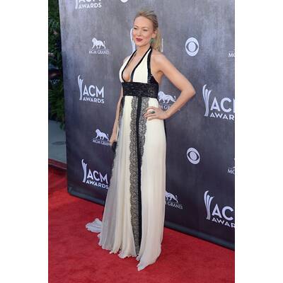 ACM Awards: Shakira vs. Taylor Swift 