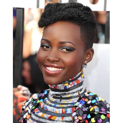 Drei Frauen, ein Kleid 