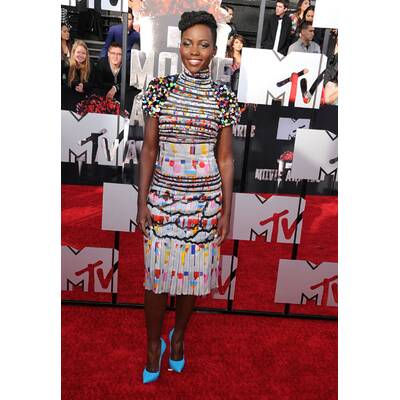 Drei Frauen, ein Kleid 