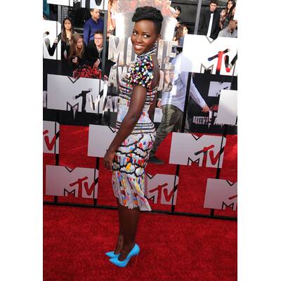 Drei Frauen, ein Kleid 