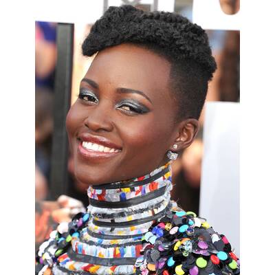 Drei Frauen, ein Kleid 