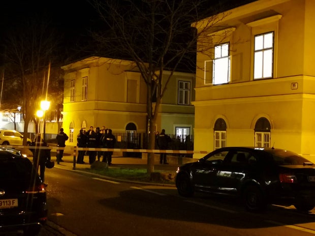 Kirche brutal überfallen: Verletzte, Tresor leergeräumt