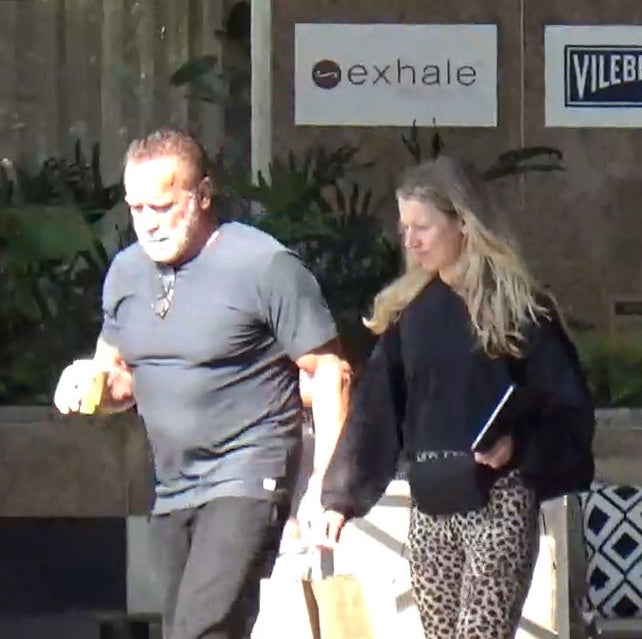 Arnold Schwarzenegger beim Fremdküssen erwischt