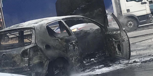 Schock: Auto brennt in Wiener City völlig aus