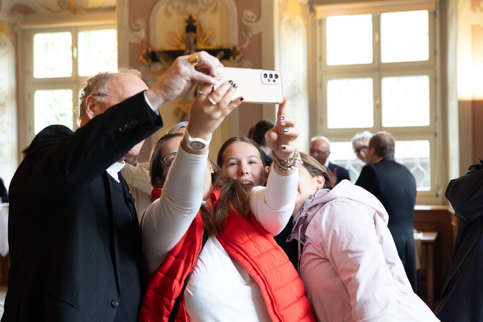 Bischof Schwarz mit seinen Followernl.