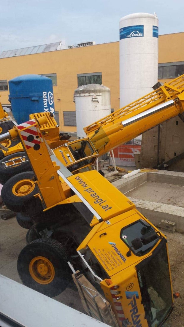 Zwei Baukräne stürzen in Wien um: Mehrere Verletzte