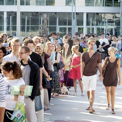So kämpfen Tausende um Uniplatz