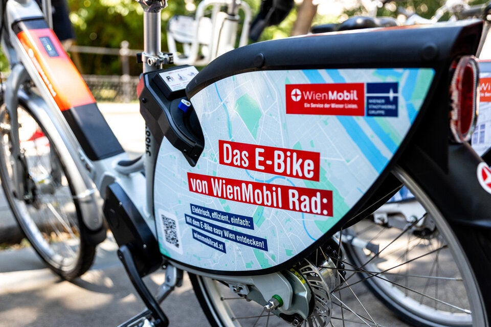 Die E-Bikes sind erkennbar an ihrem silbergrauen Rahmen, dem Akku und sie sind zusätzlich mit einem Blitz auf der Hinterrad-Beklebung gekennzeichnet.