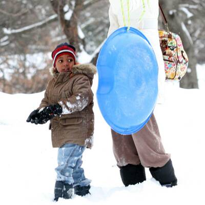 So süß: Hier spielt Madonnas Sohn im Schnee