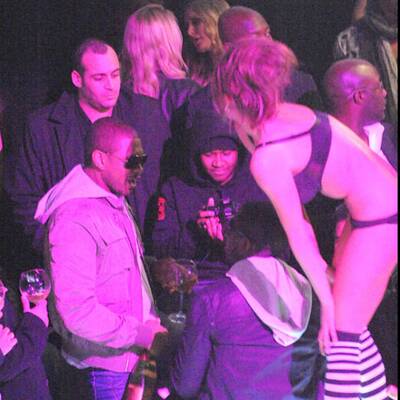 Heiße Stripperin und Champagnerdusche