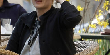 Mavie Hörbiger zeigt ihren Baby-Bauch