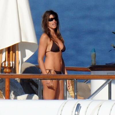 Cindy Crawford sonnt ihren Luxuskörper