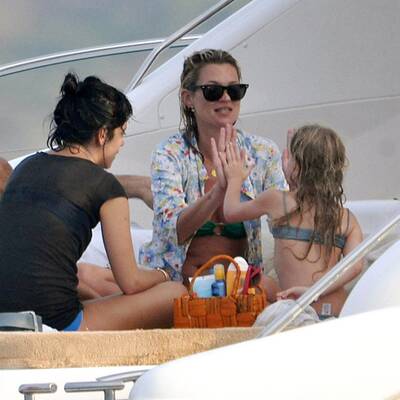 Kate Moss lässt den Busen blitzen