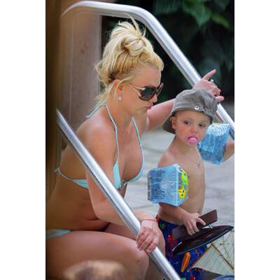 Britney Spears badet mit ihren Kids