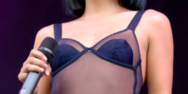 Lily Allen: In Dessous auf der Bühne
