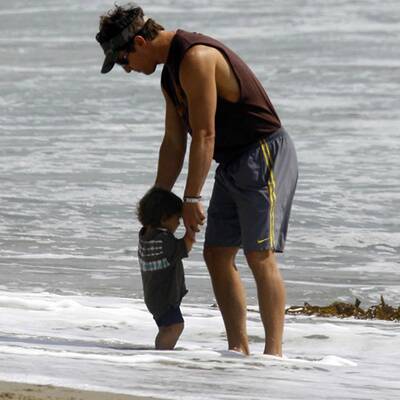 Matthew McConaughey mit Sohn am Strand