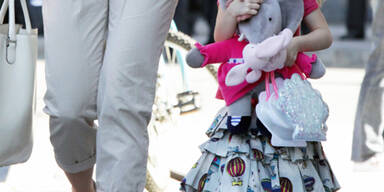 Katie Holmes zieht Suri High Heels an!