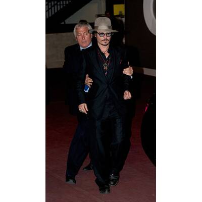 Johnny Depp mit Gehhilfe in Cannes