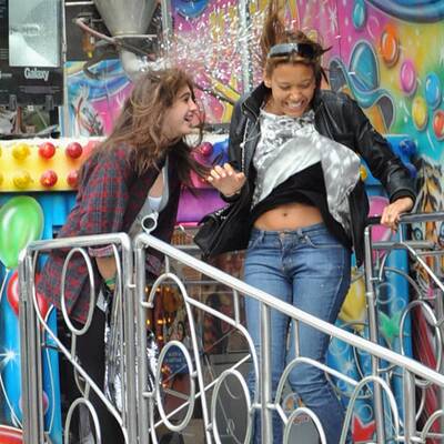 Madonna-Kinder am Jahrmarkt