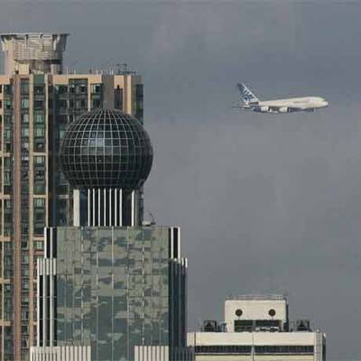 Airbus A380 fliegt durch Hongkong