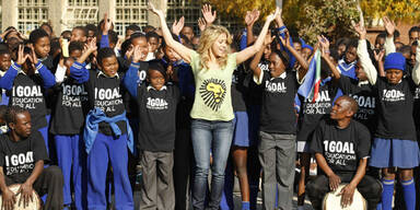 Shakira präsentiert T-Shirt zur WM